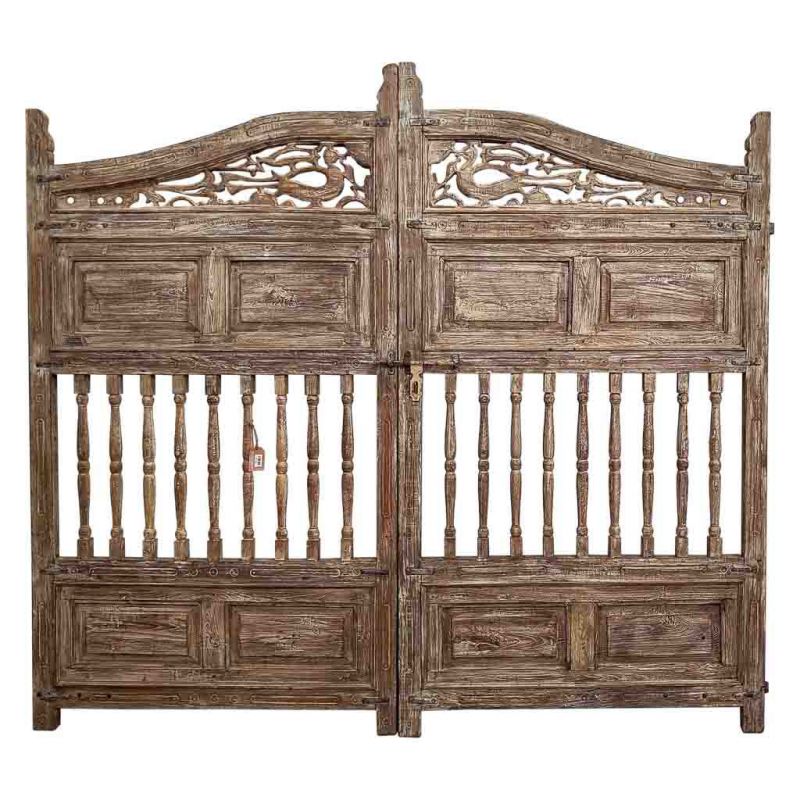 puertas de madera y metal acabado artesanal marron