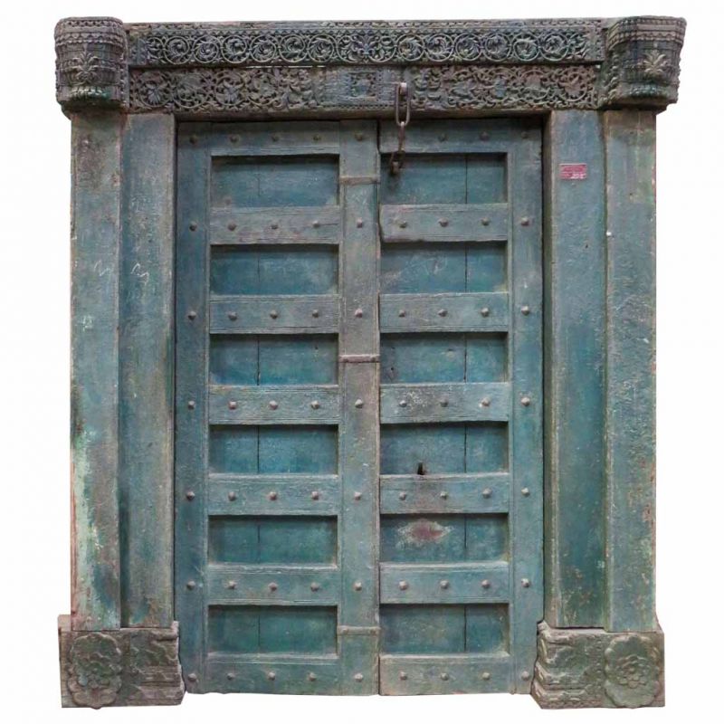 puerta de madera y metal acabado artesanal azul