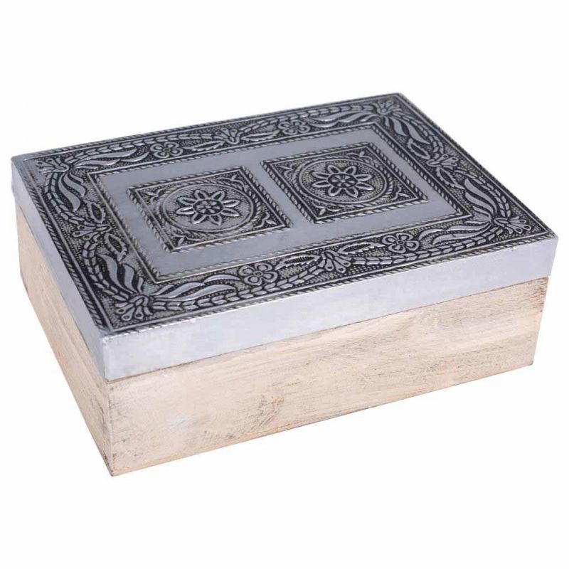 caja joyero de madera con tapa de metal repujada